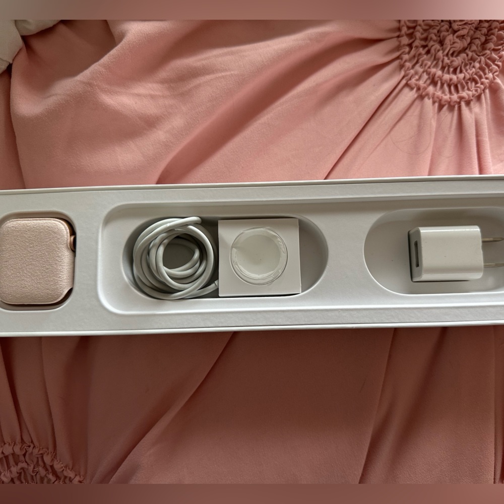 APPLE WATCH SERIES 5 40MM in Pink Sand + AN EXTRA 3 WATCH BANDS (4 EXTRA BANDS)